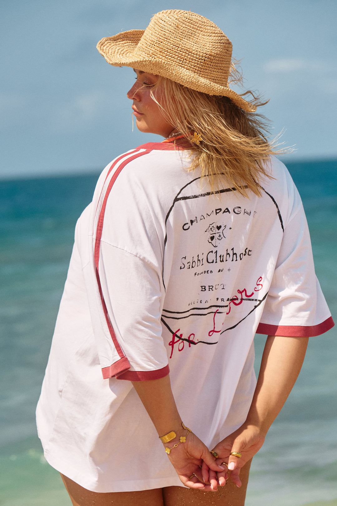 THE VERY OVERSIZED CHAMPAGNE IS FOR LOVERS