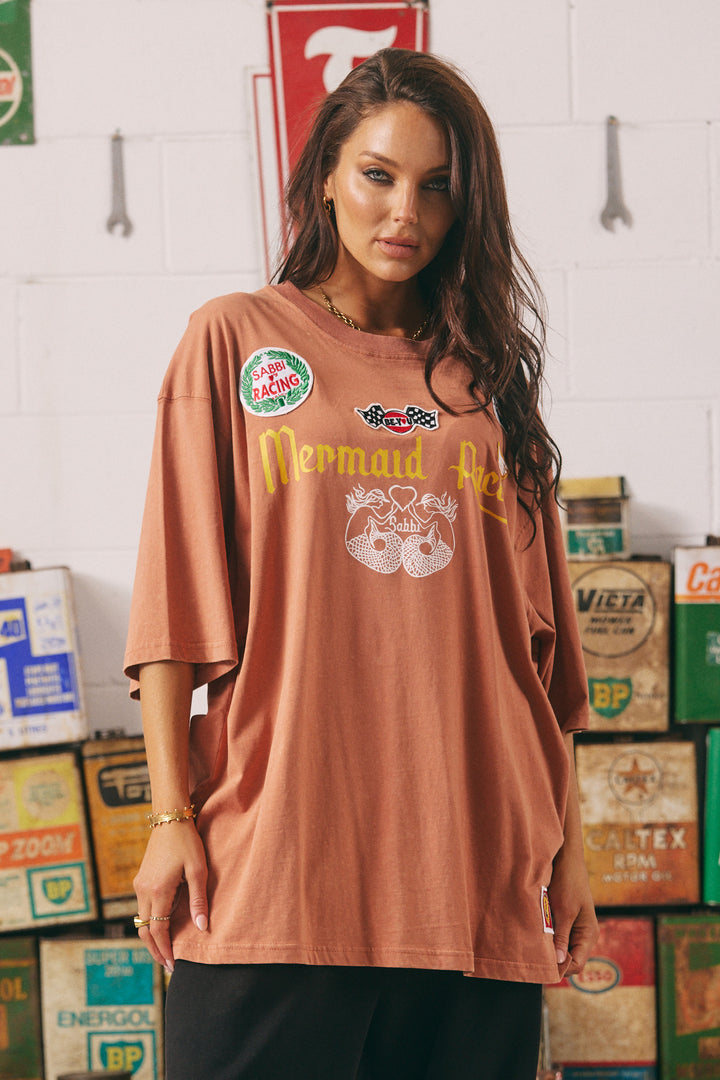 THE VERY OVERSIZED RACING BADGE TEE - MOCHA