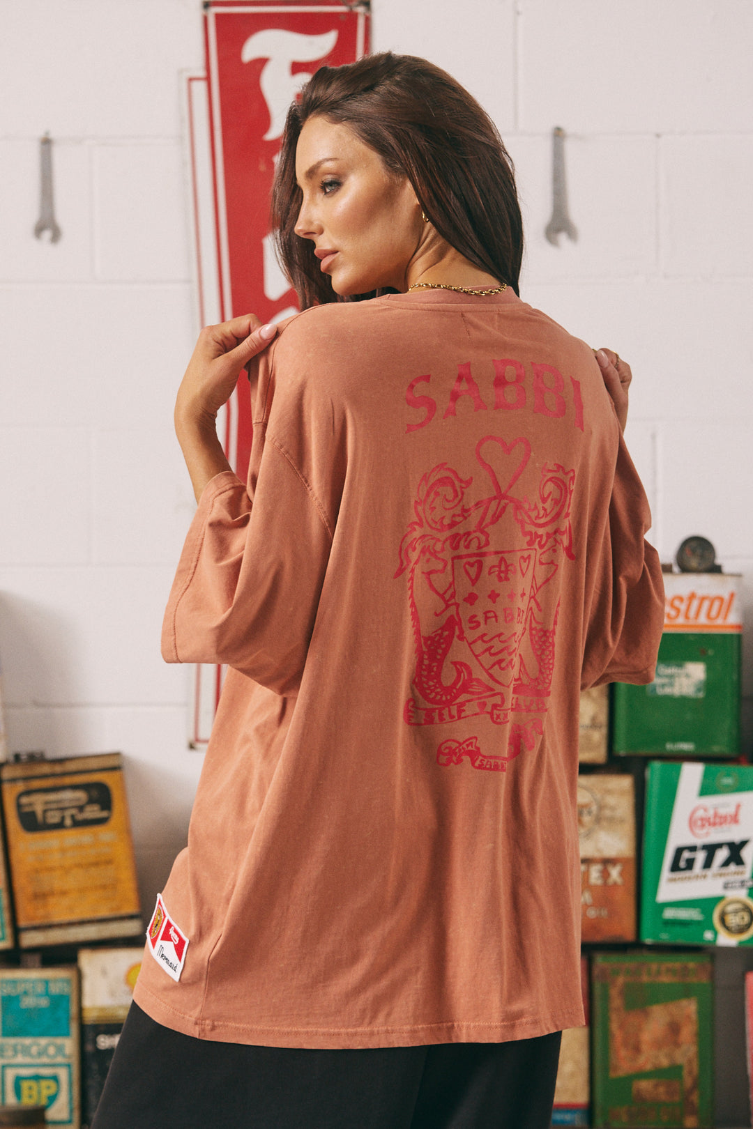THE VERY OVERSIZED RACING BADGE TEE - MOCHA