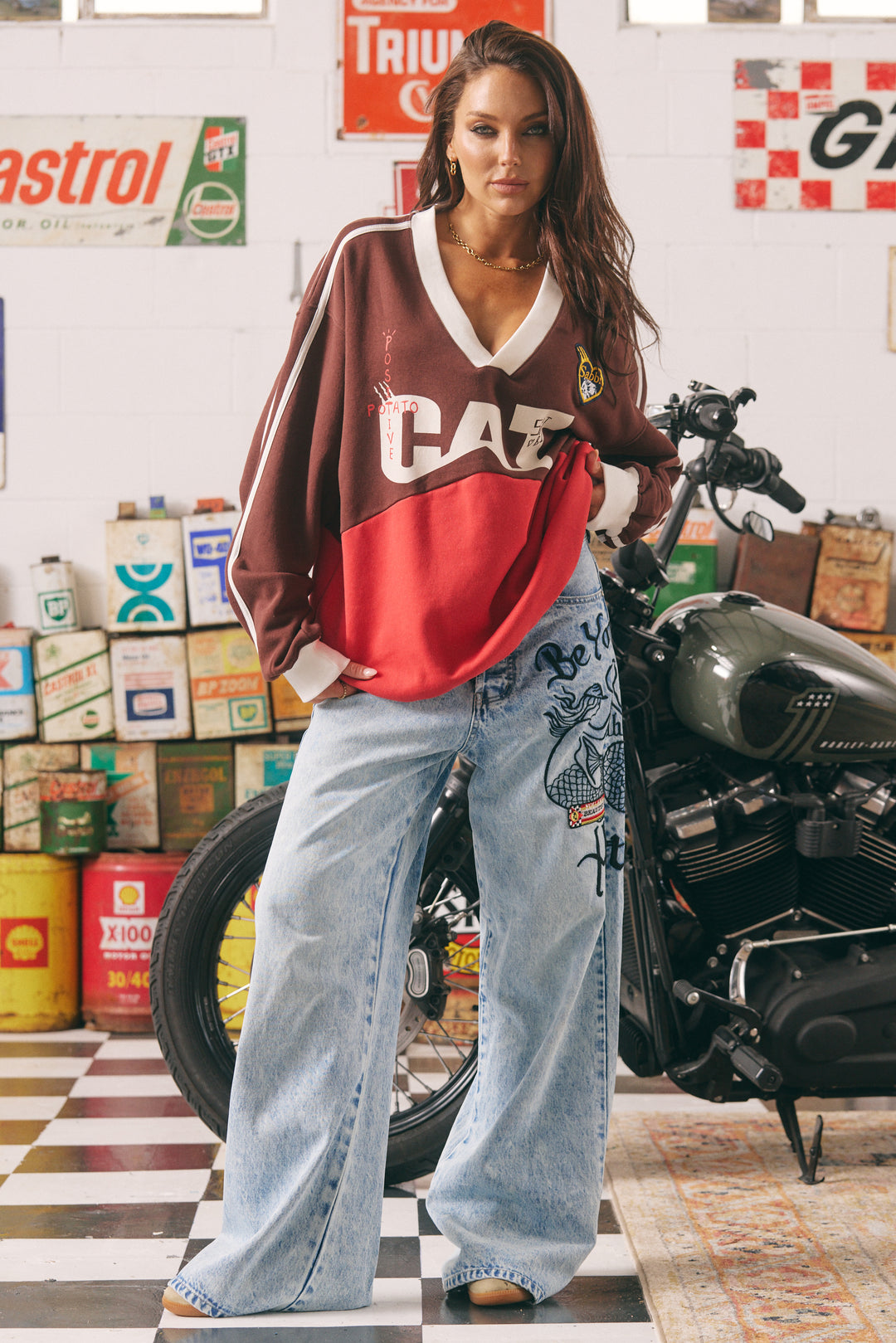 CAT V NECK CREW - RED & CHOCOLATE