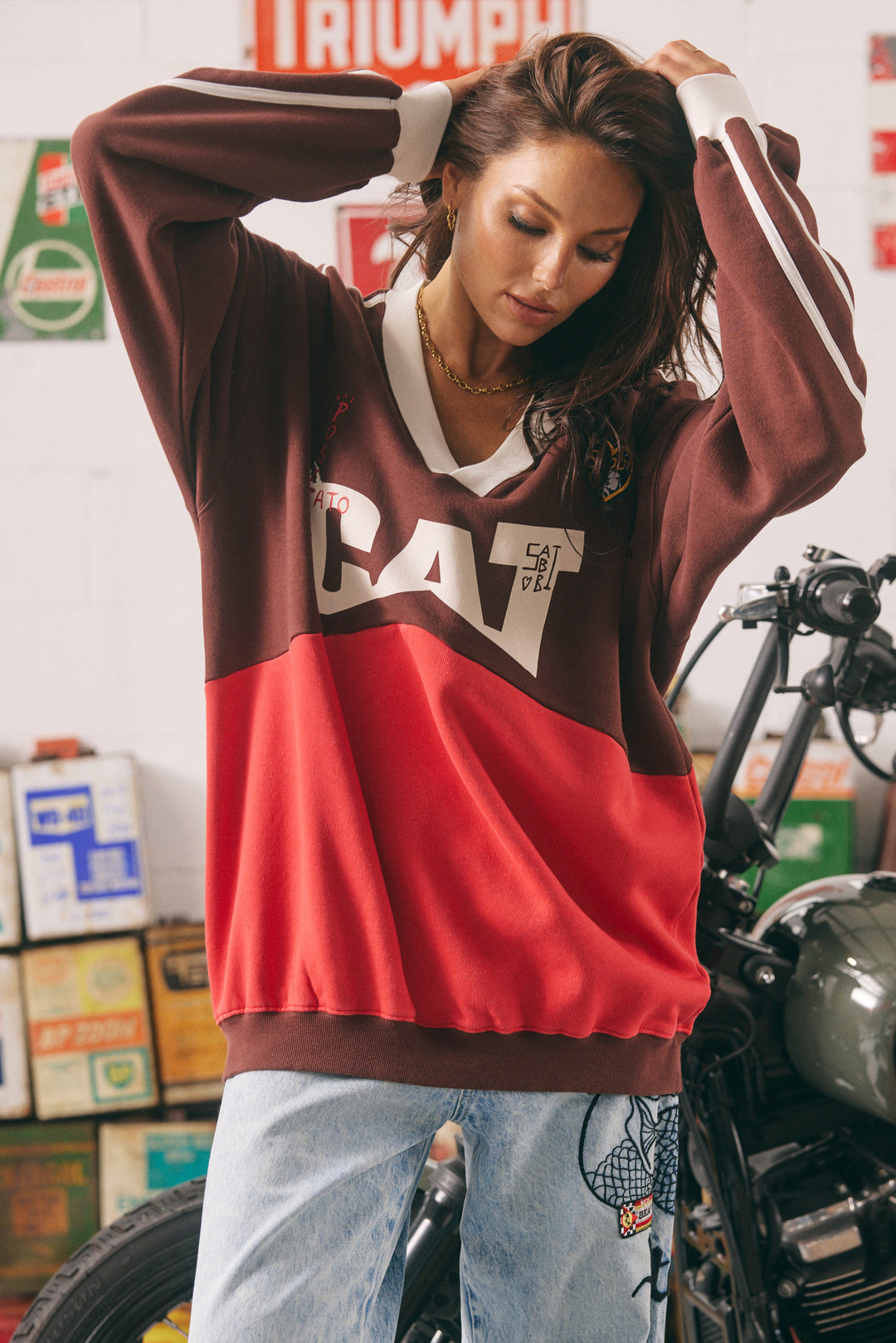 CAT V NECK CREW - RED & CHOCOLATE