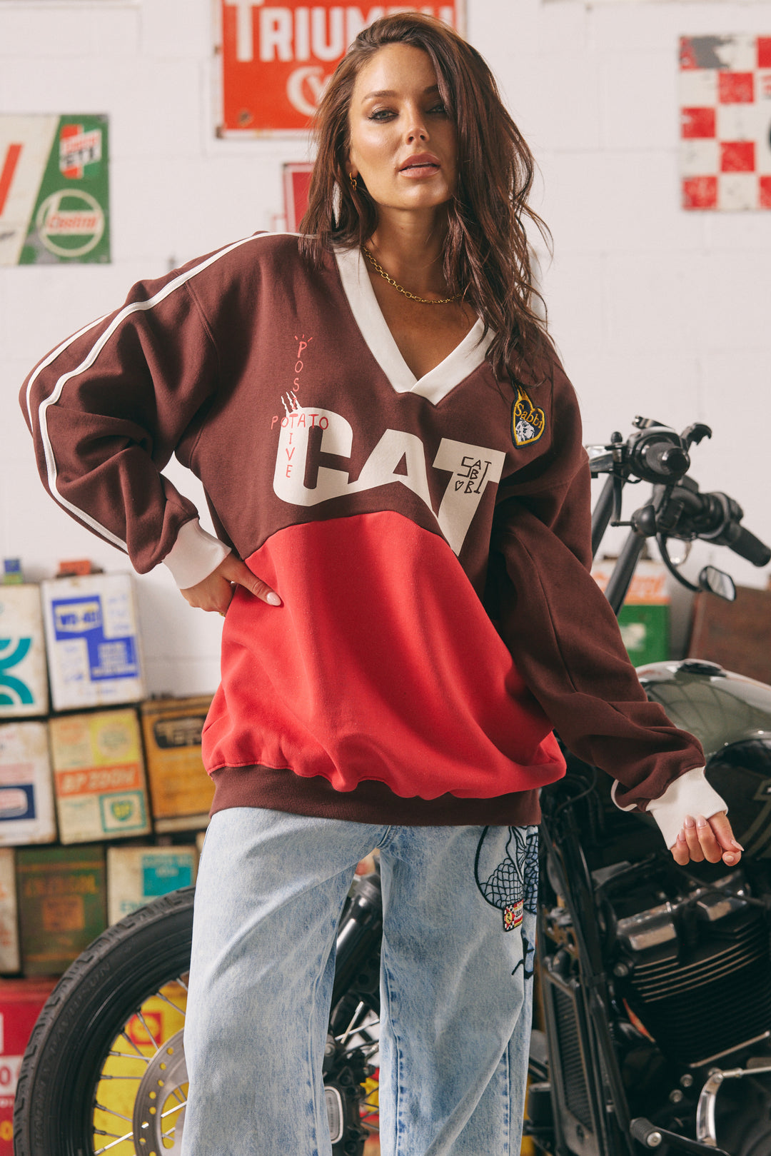 CAT V NECK CREW - RED & CHOCOLATE