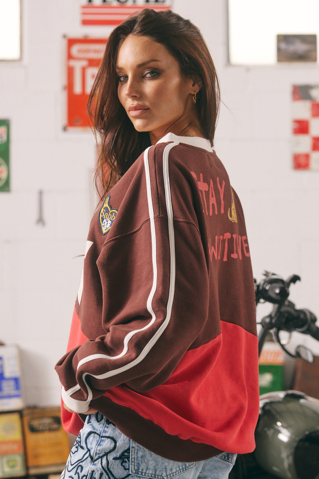 CAT V NECK CREW - RED & CHOCOLATE