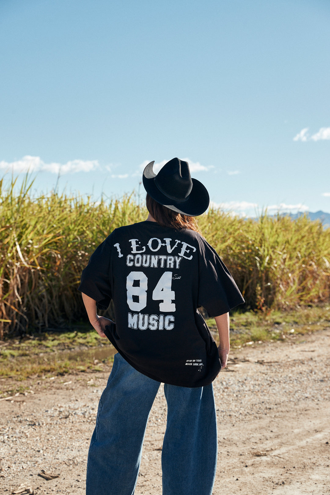 THE VERY OVERSIZED I LOVE COUNTRY MUSIC TEE - BLACK