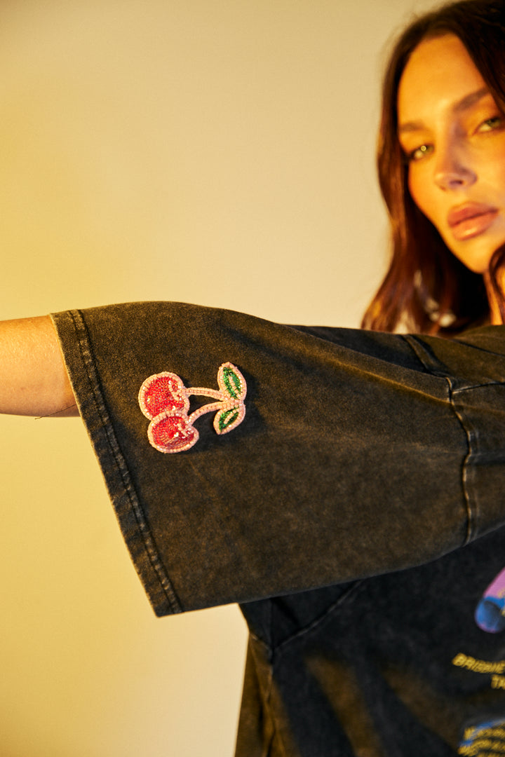 SHOWPONY TEE - BLACK ACID WASH