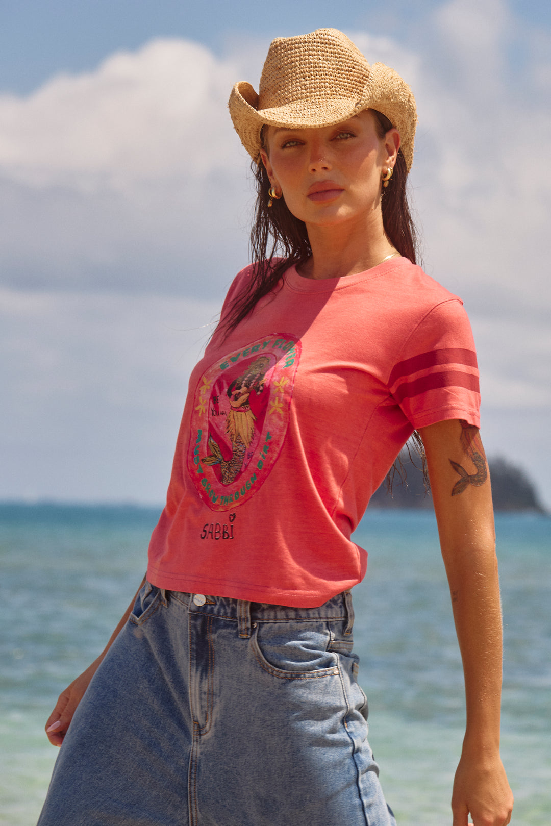 THE BEYOUTIFUL VERY FITTED TEE - CORAL