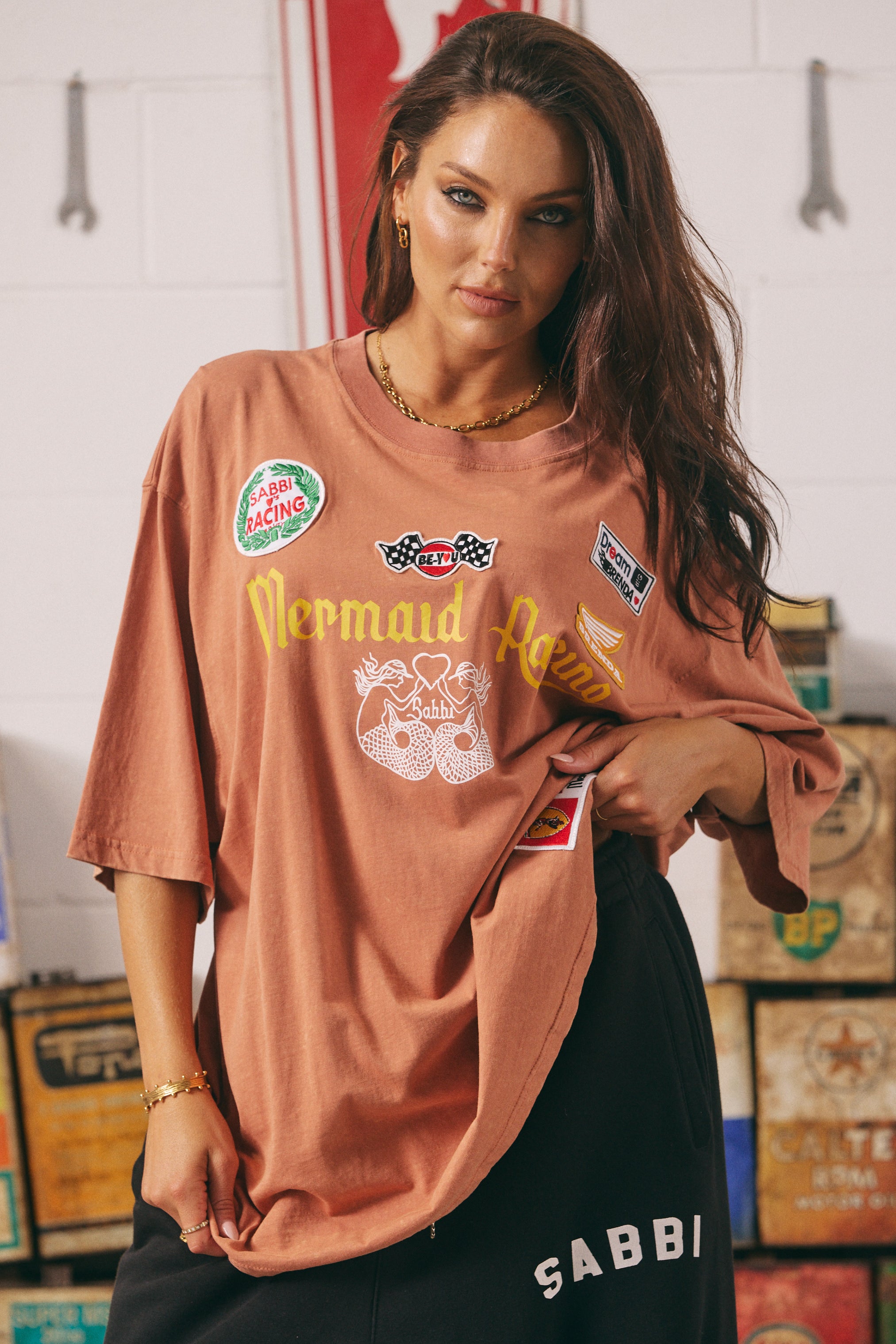 THE VERY OVERSIZED RACING BADGE TEE - MOCHA – SABBI