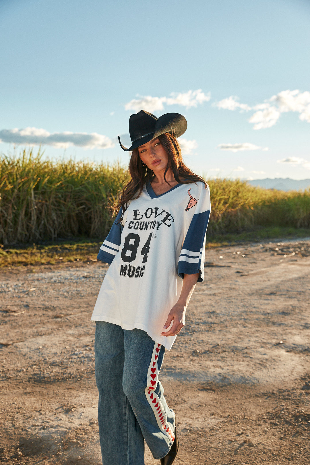 THE VERY OVERSIZED COUNTRY MUSIC V NECK TEE  - MARSHMALLOW & BLUE