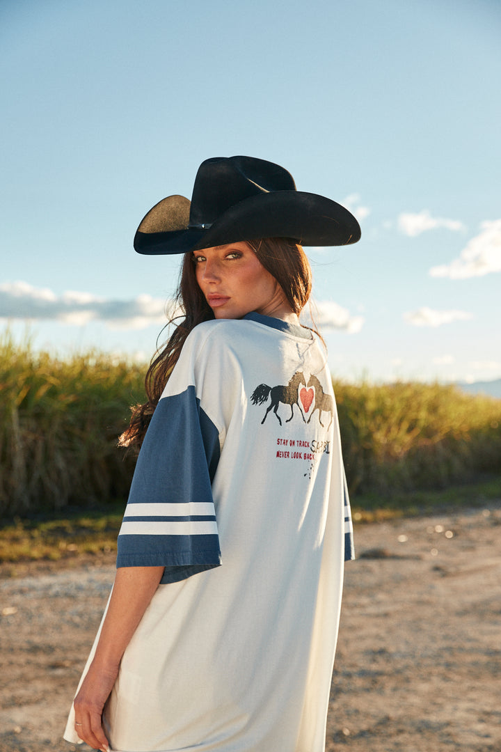 THE VERY OVERSIZED COUNTRY MUSIC V NECK TEE  - MARSHMALLOW & BLUE