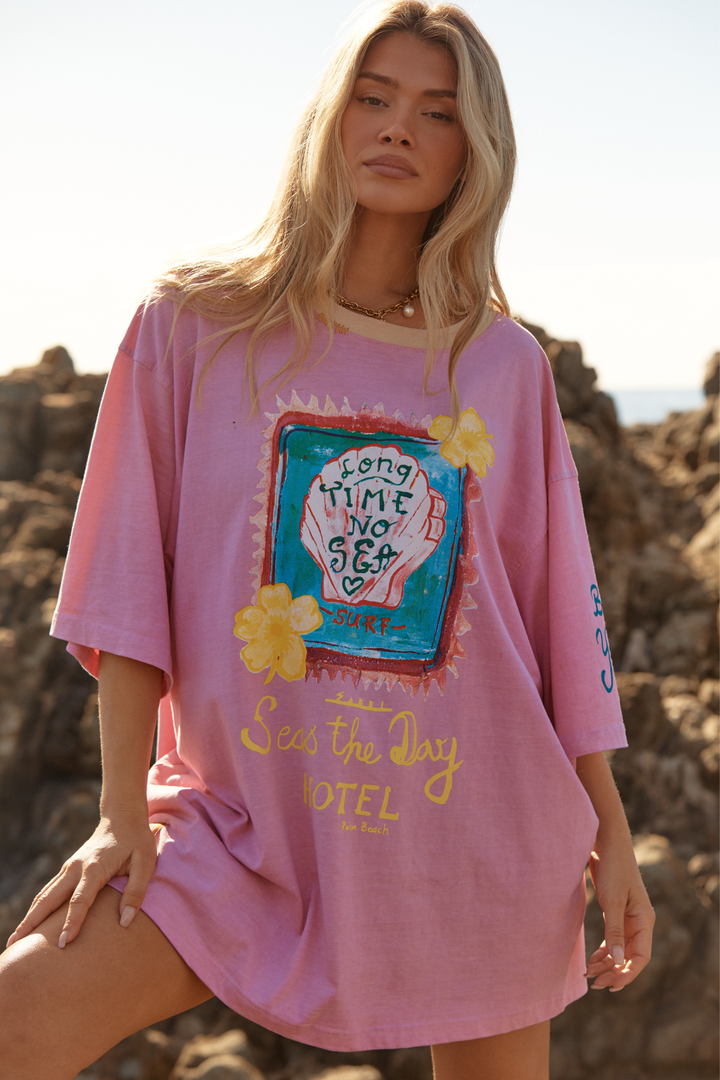 THE VERY OVERSIZED SEAS THE DAY HOTEL TEE - MUSK PINK