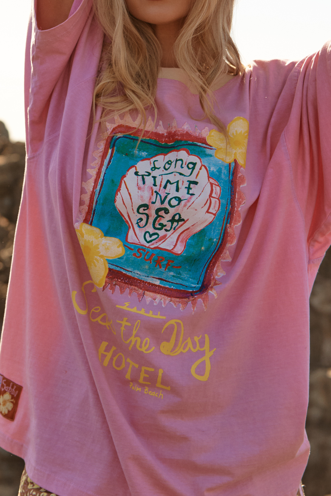 THE VERY OVERSIZED SEAS THE DAY HOTEL TEE - MUSK PINK