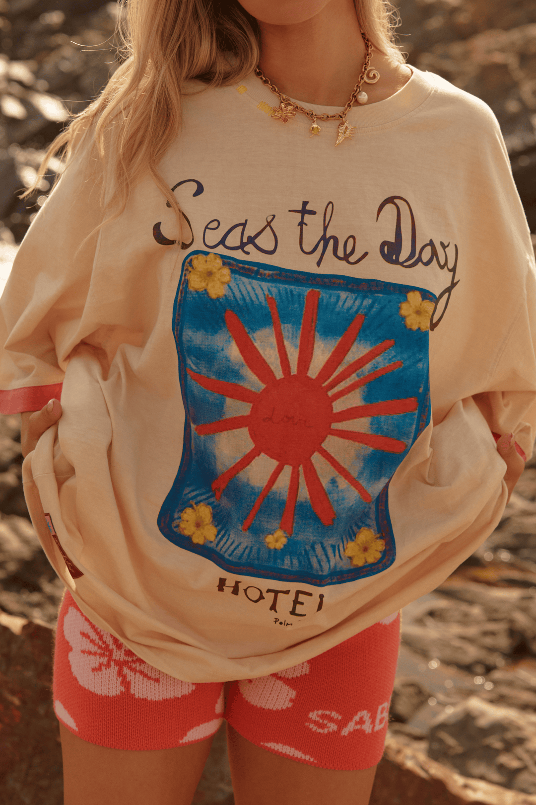 THE SEAS THE DAY HOTEL TEE - SAND