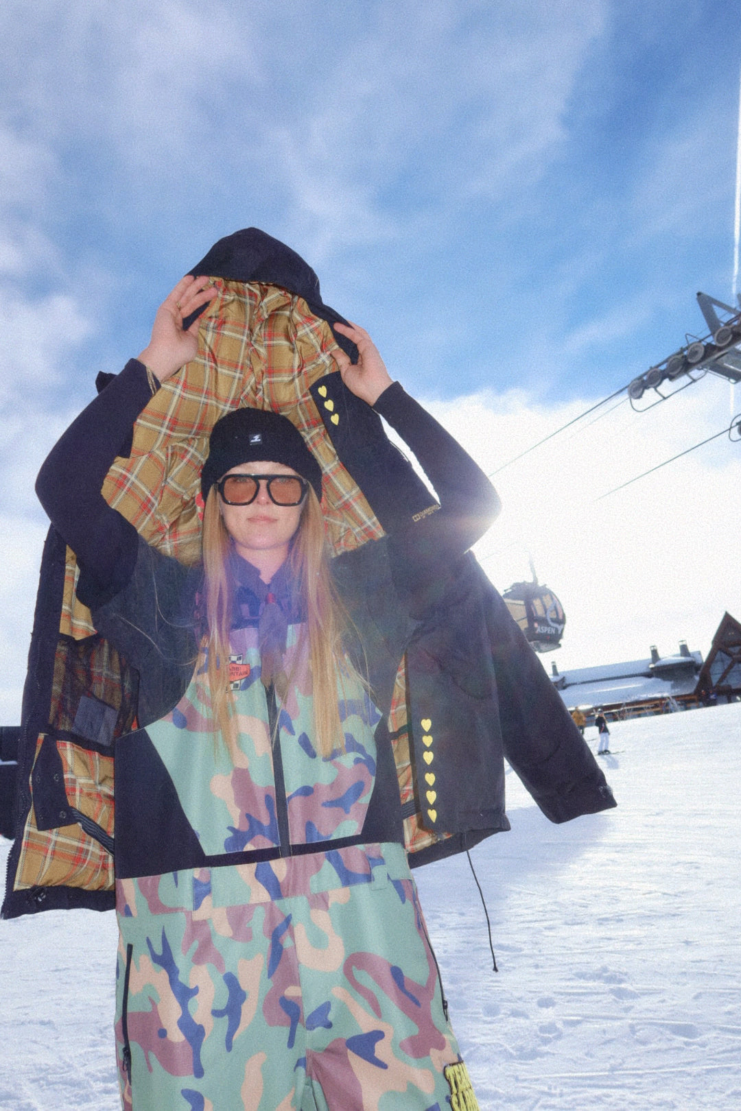 THE BEAR HUGS SNOW JACKET - BLACK