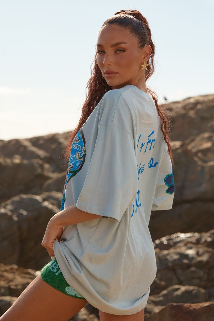 THE VERY OVERSIZED RESTING BEACH FACE TEE - SKY BLUE
