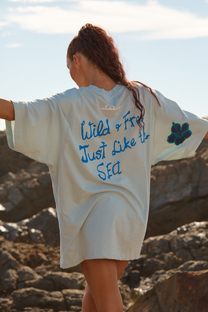 THE VERY OVERSIZED RESTING BEACH FACE TEE - SKY BLUE