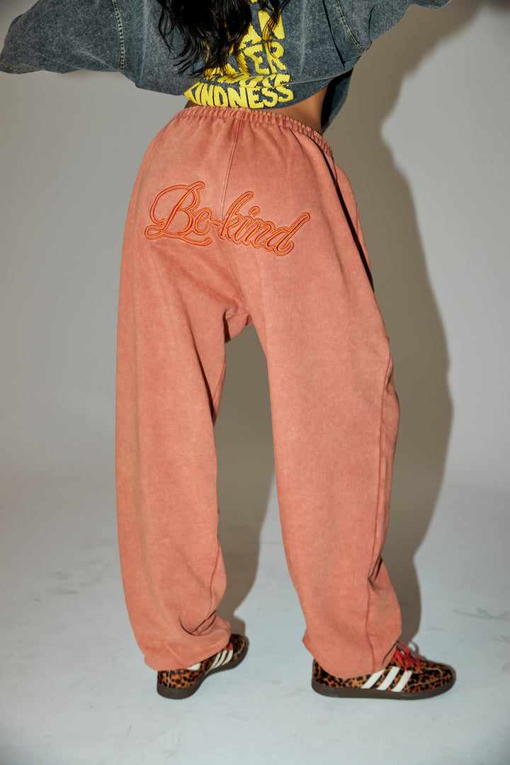 THE BE KIND JOGGER - MOCHA
