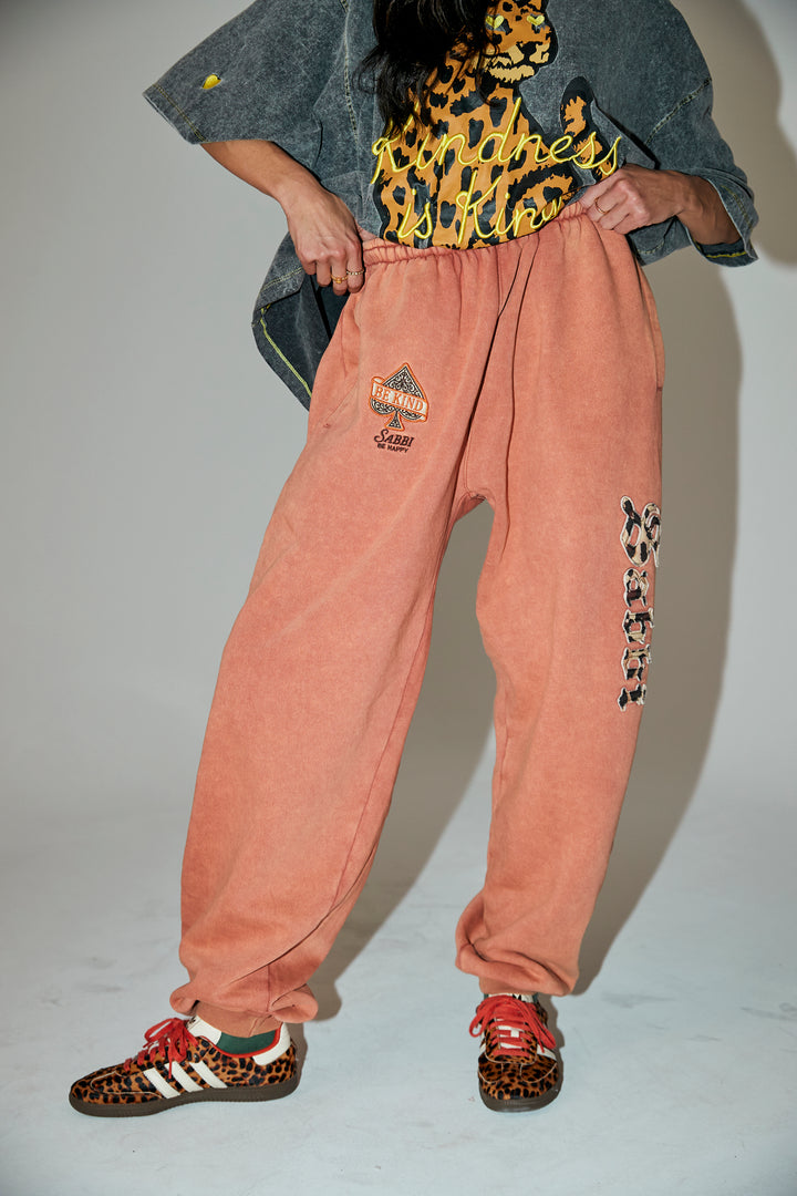 THE BE KIND JOGGER - MOCHA