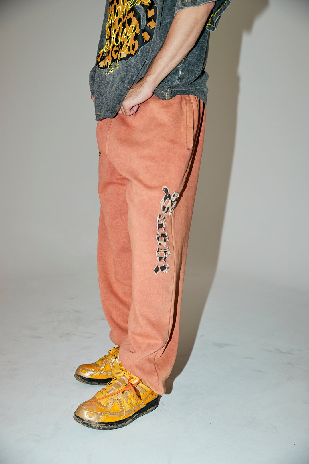 THE BE KIND JOGGER - MOCHA