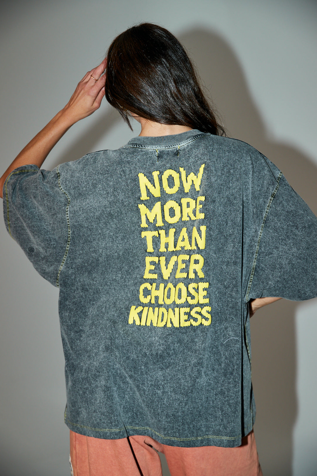 THE CHOOSE KINDNESS OVERSIZED TEE - CHARCOAL