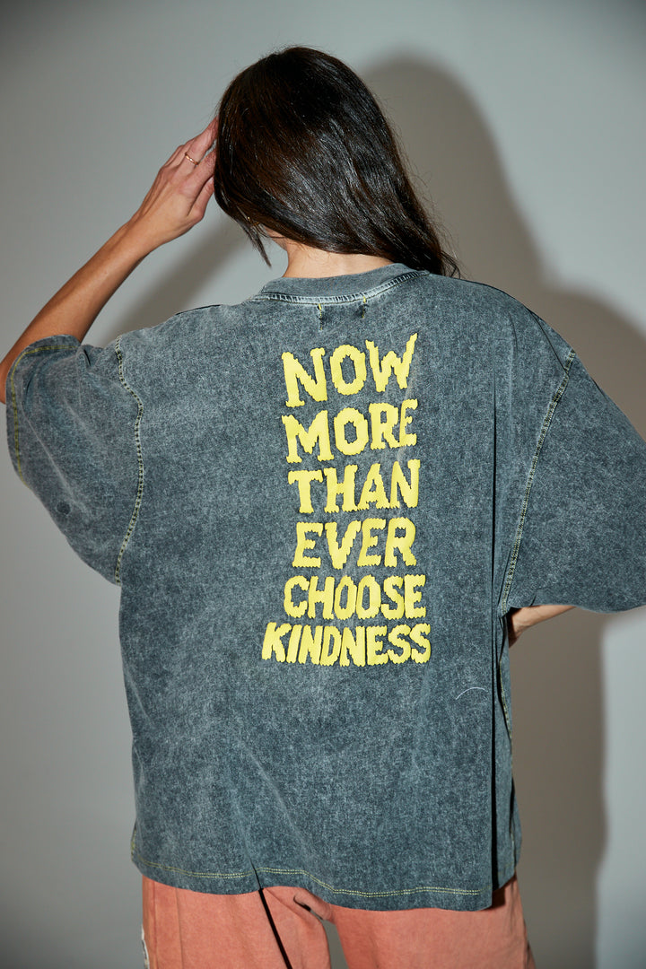 THE CHOOSE KINDNESS OVERSIZED TEE - CHARCOAL