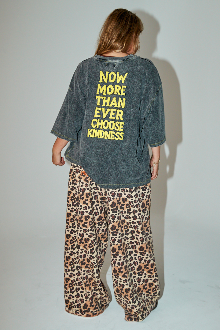 THE CHOOSE KINDNESS OVERSIZED TEE - CHARCOAL