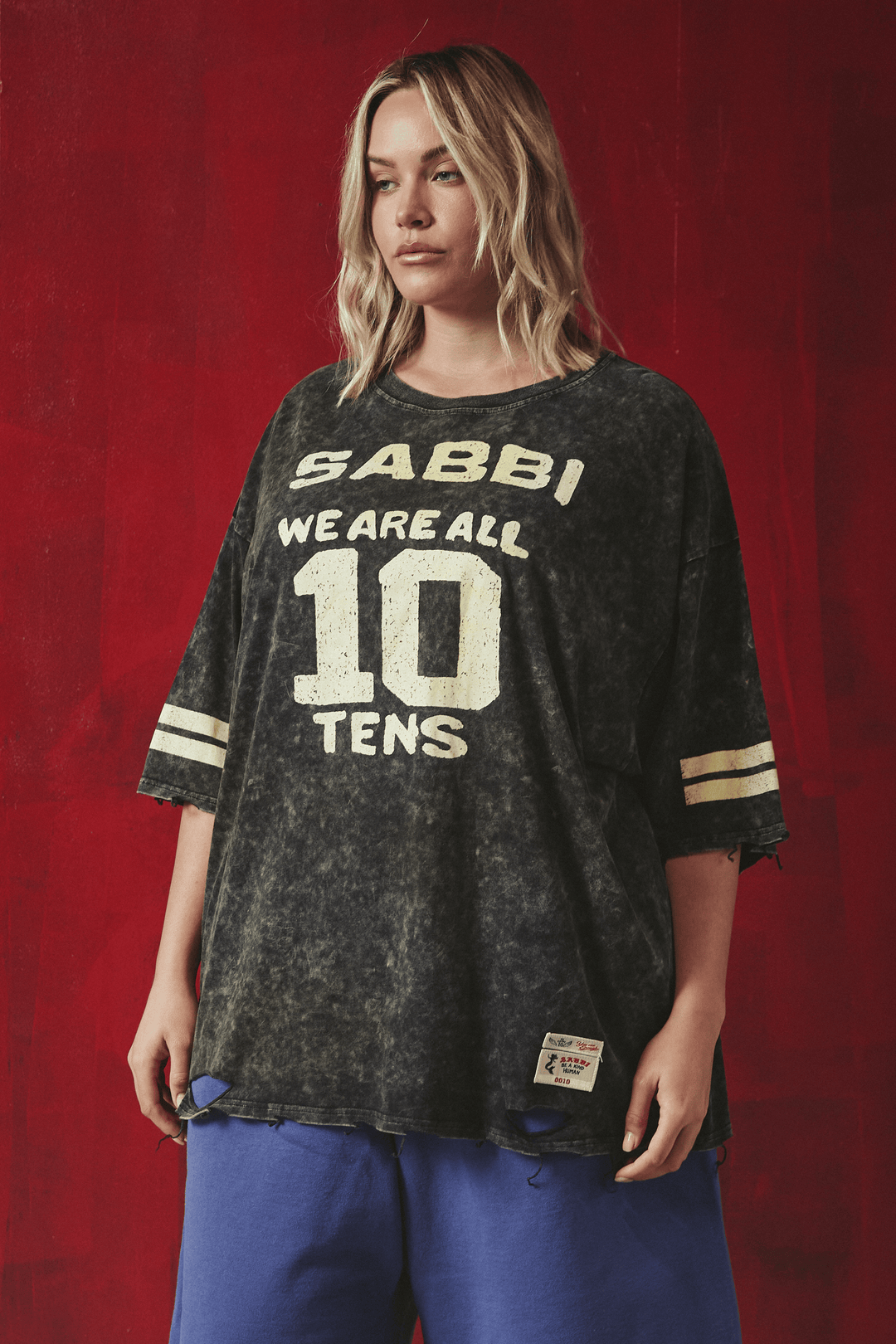THE VERY OVERSIZED DISTRESSED TEN TEE - BLACK
